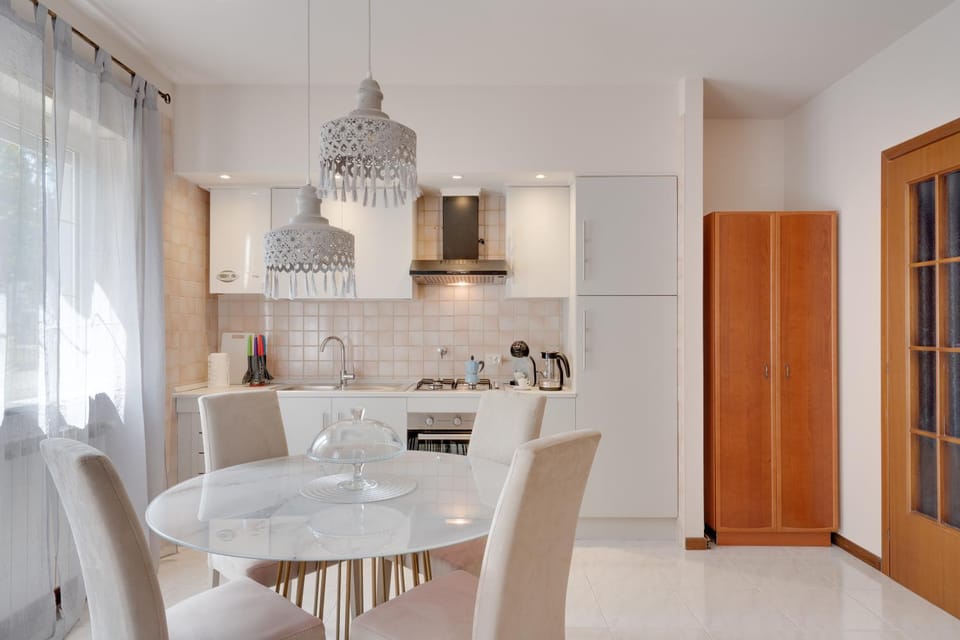 Kitchen or kitchenette, Dining area, oven, stove