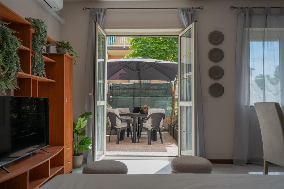 Patio, Day, TV and multimedia, View (from property/room), Living room, Seating area, Evening entertainment