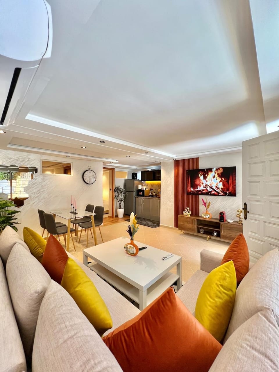TV and multimedia, Kitchen or kitchenette, Living room, Seating area, Dining area