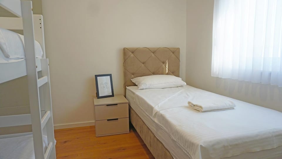 Bed, Bedroom, towels