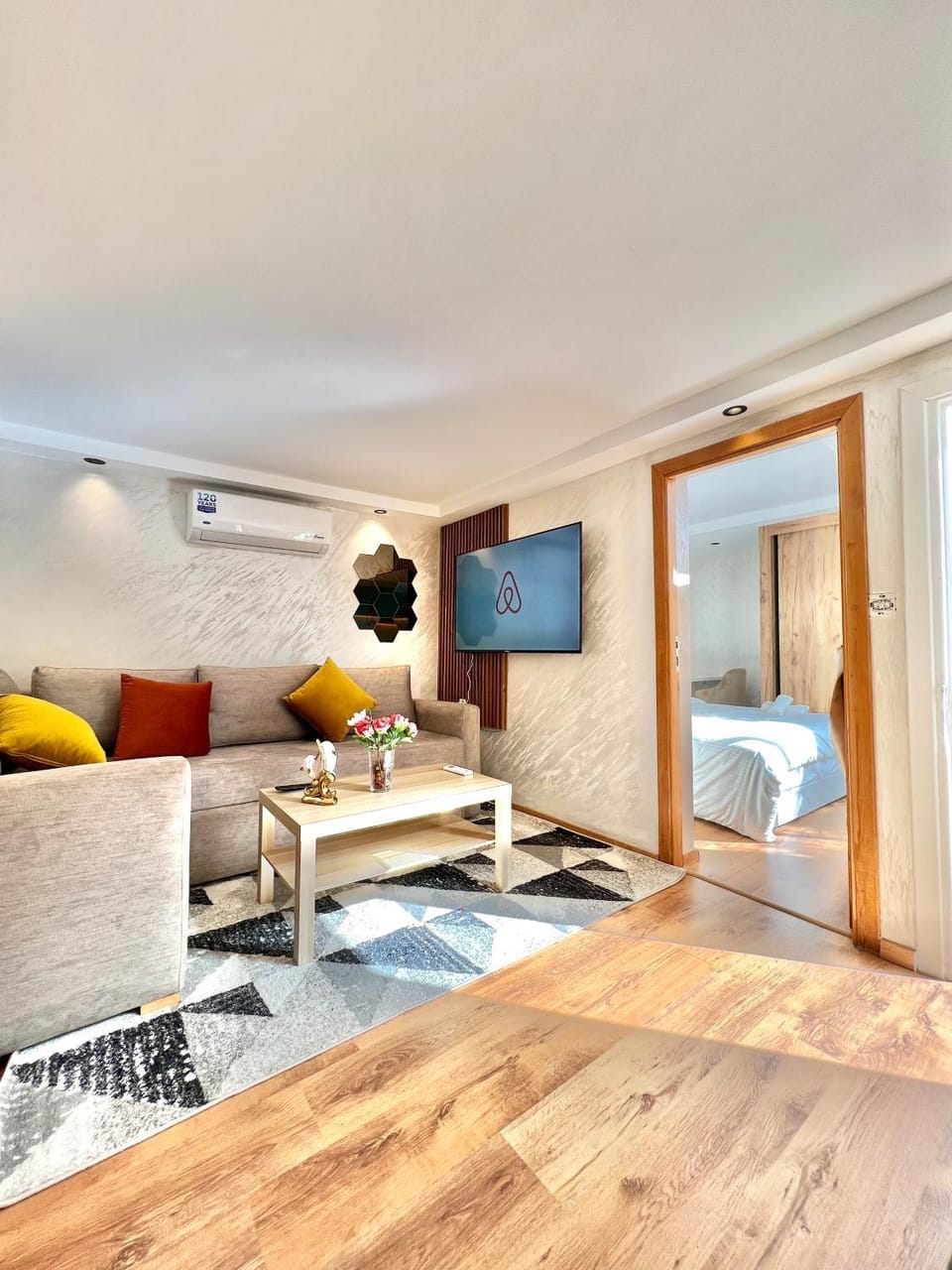 TV and multimedia, Living room, Seating area, Dining area, Evening entertainment, air conditioner