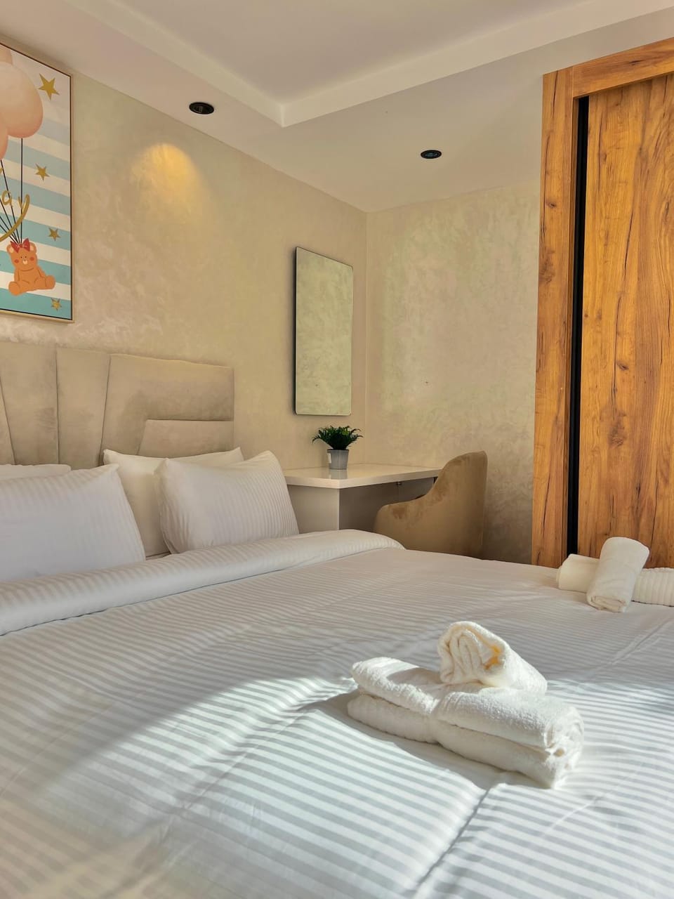 Bed, Photo of the whole room, Bedroom, towels