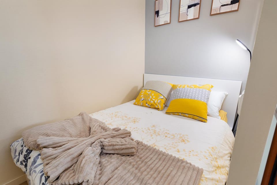 Bed, Photo of the whole room, Bedroom