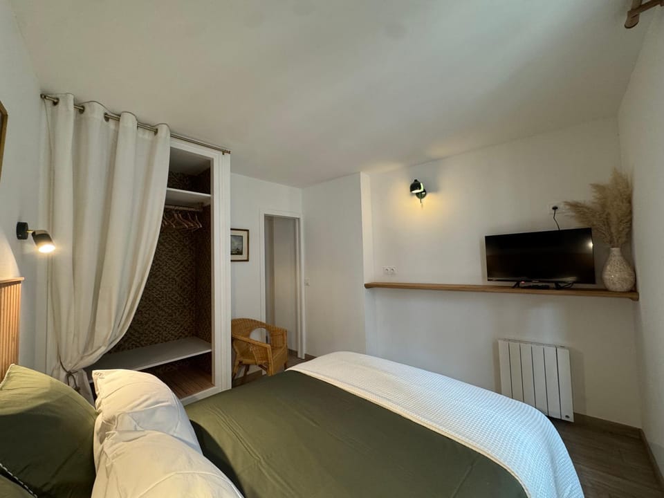 Bed, TV and multimedia, Photo of the whole room, Bedroom