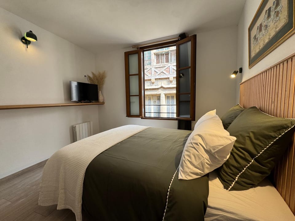 Bed, TV and multimedia, Photo of the whole room, Bedroom