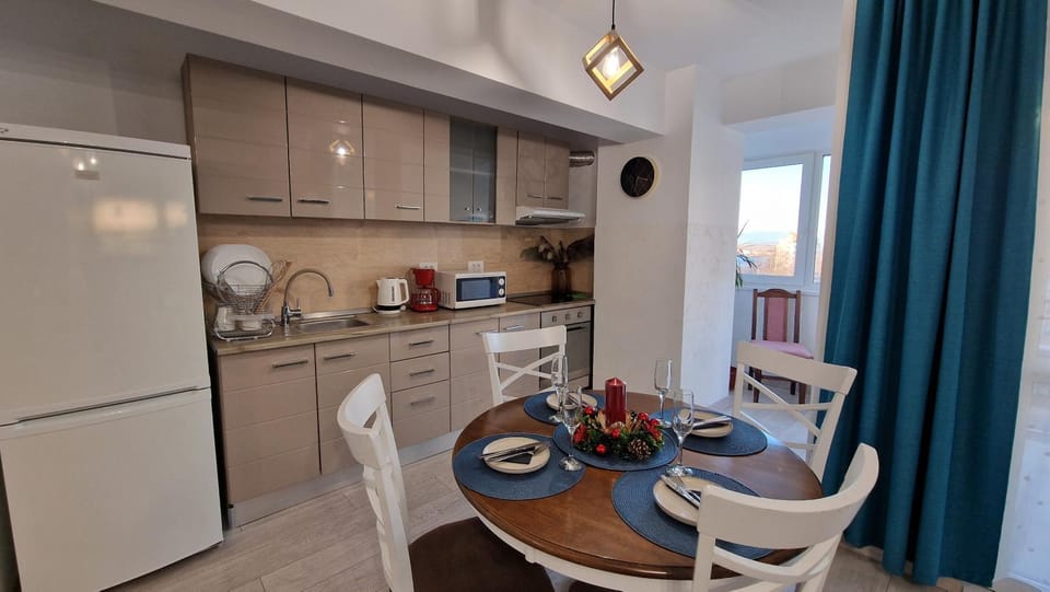 Kitchen or kitchenette, Dining area, oven, stove