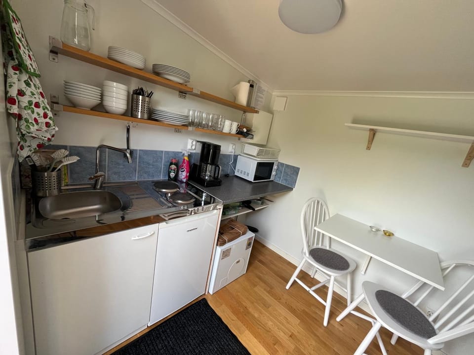 Coffee/tea facilities, Kitchen or kitchenette, Dining area, stove