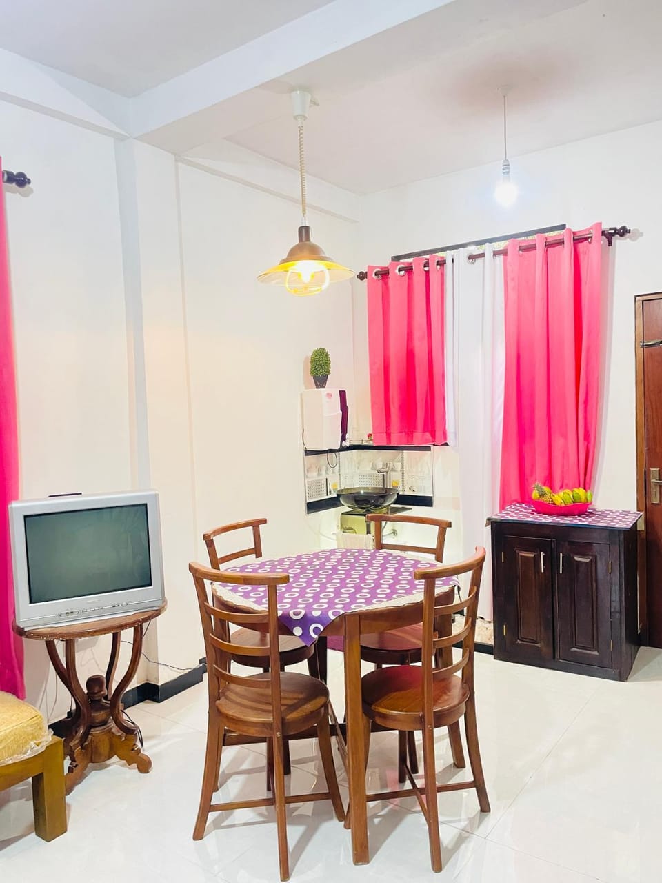 Communal lounge/ TV room, TV and multimedia, Dining area