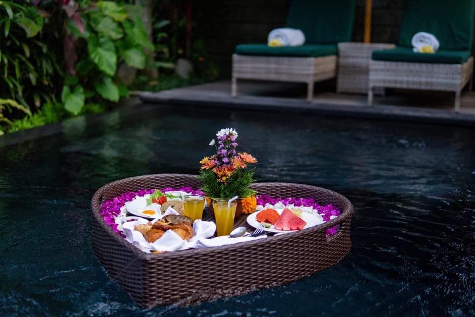 Patio, Natural landscape, Garden, Food and drinks, Food, Garden view, Pool view, Swimming pool, Drinks