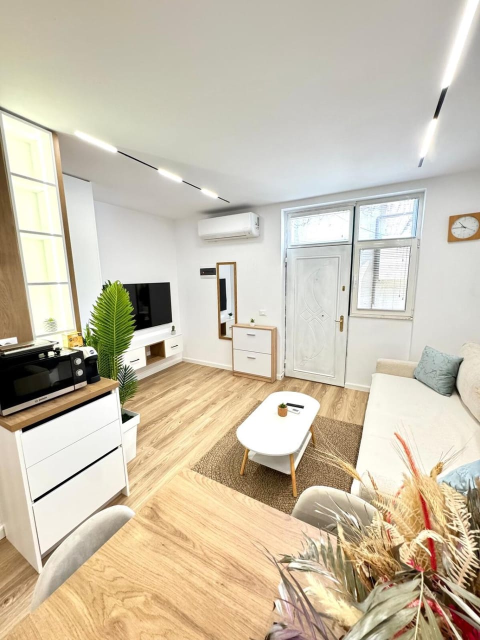 TV and multimedia, Living room, Seating area, air conditioner