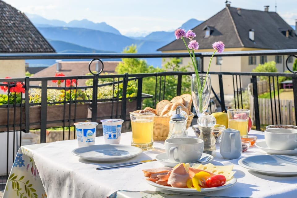Natural landscape, View (from property/room), Balcony/Terrace, Garden view, Mountain view, Breakfast, Buffet breakfast, Parking