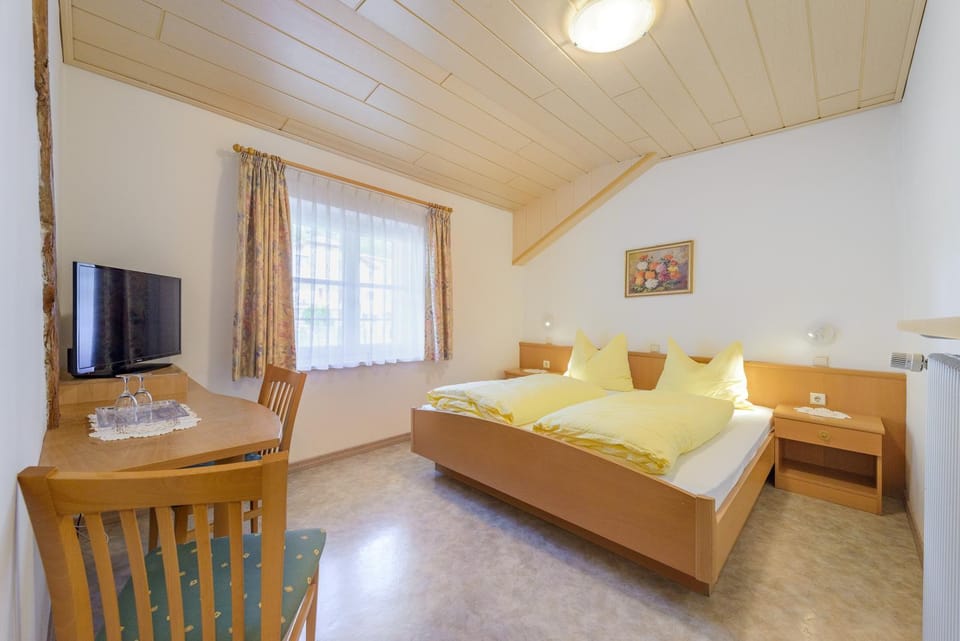 Bed, Bathroom, TV and multimedia, Photo of the whole room, Bedroom, Garden view, Entertainment, Breakfast, Buffet breakfast, Parking, hair dryier, safe, towels