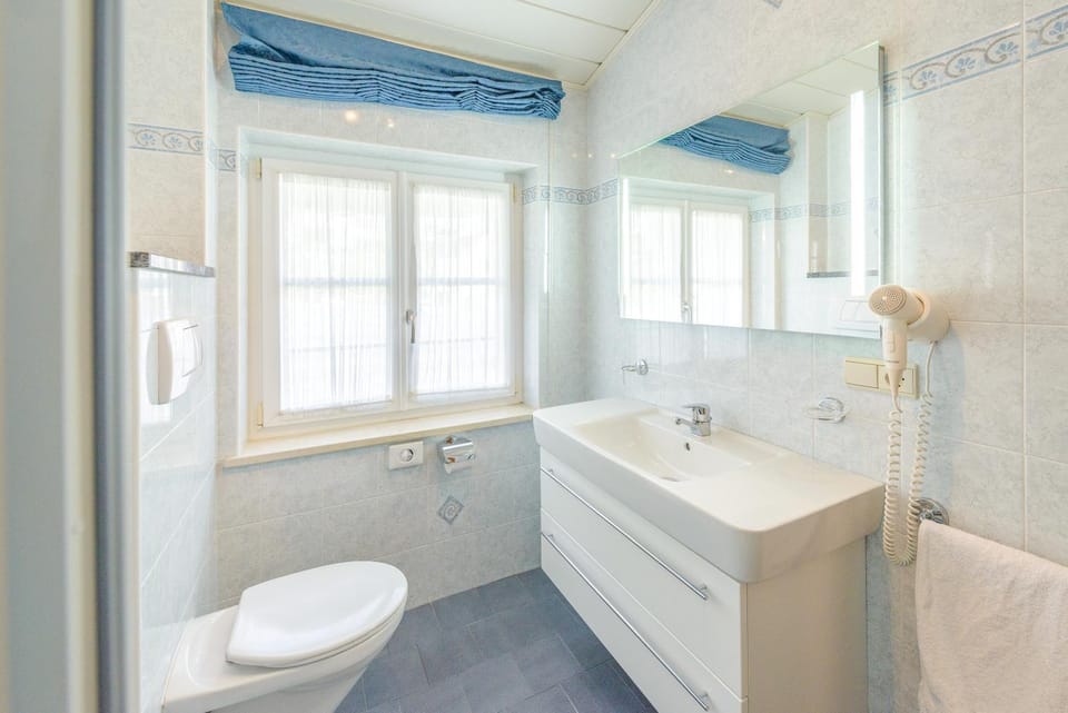 Toilet, Bathroom, Breakfast, towels