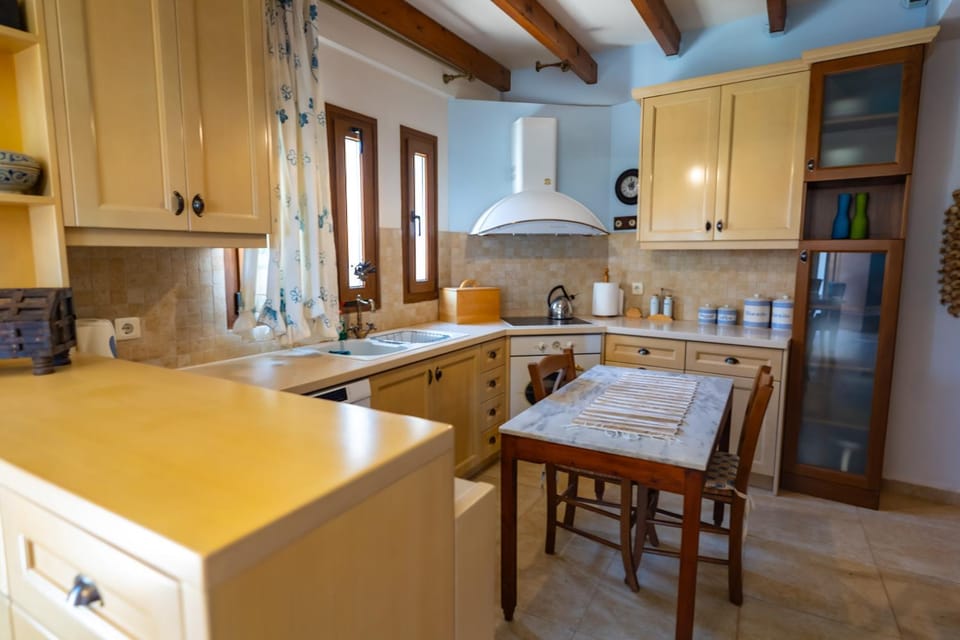 Kitchen or kitchenette, Dining area, dishwasher, oven, stove