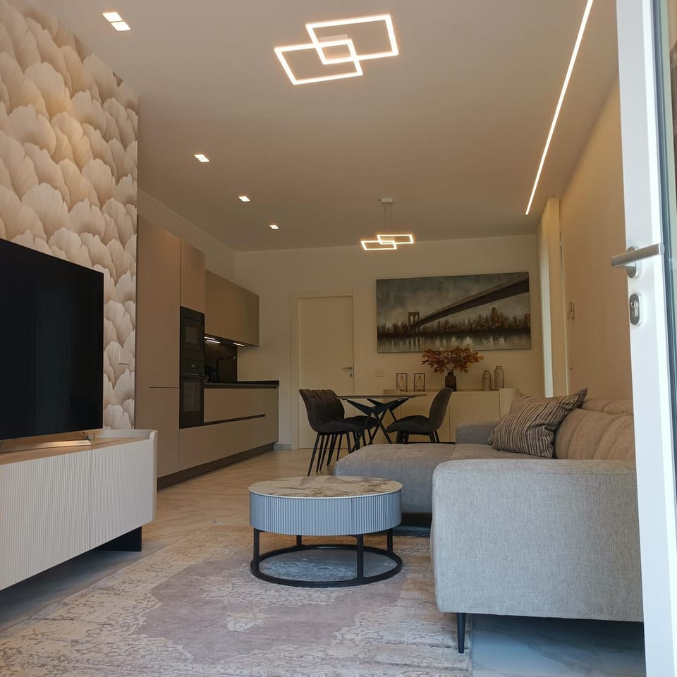 Holiday Home Varese- Family & Group stay with private parking House in Varese