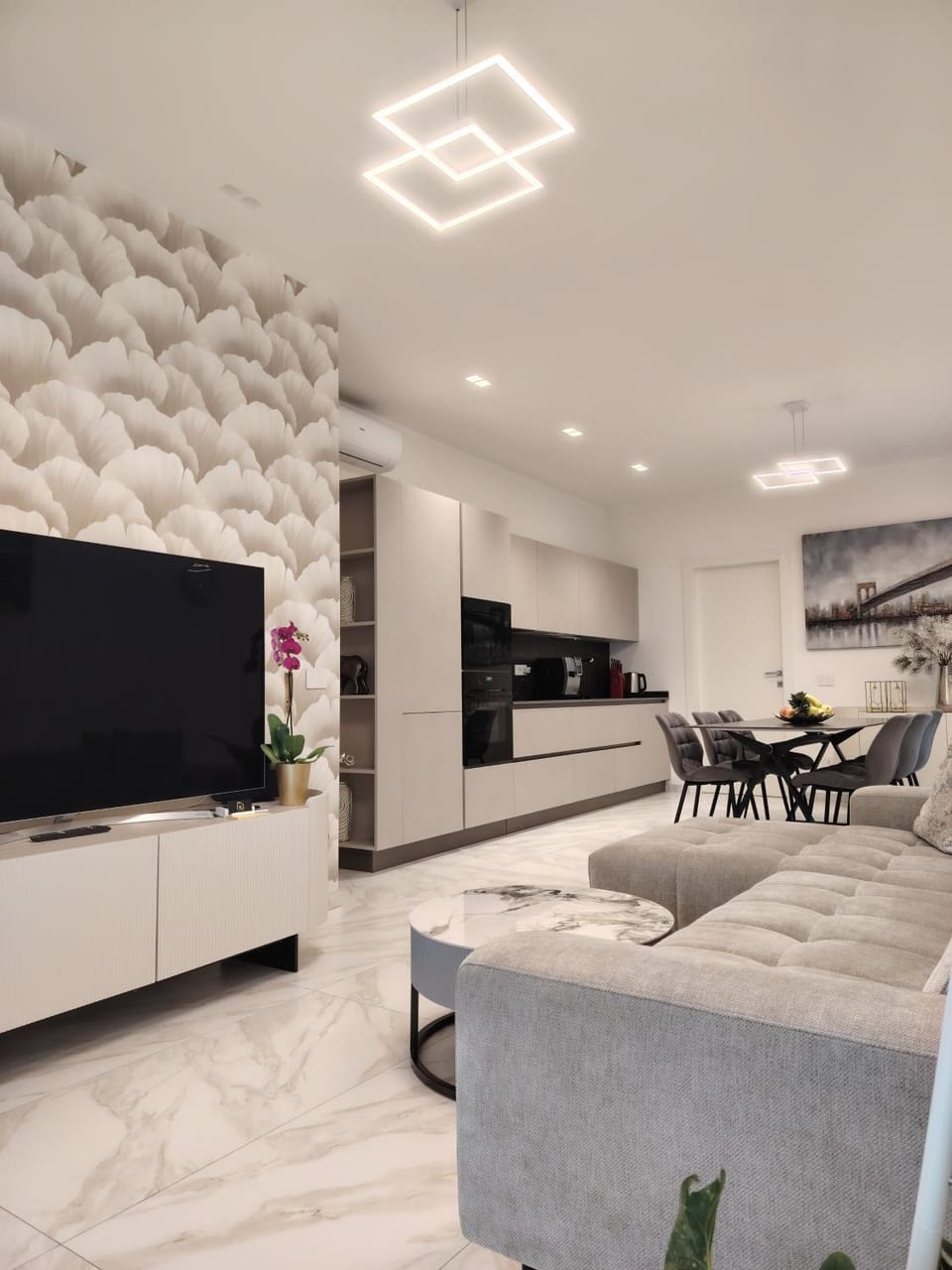 Holiday Home Varese- Family & Group stay with private parking House in Varese