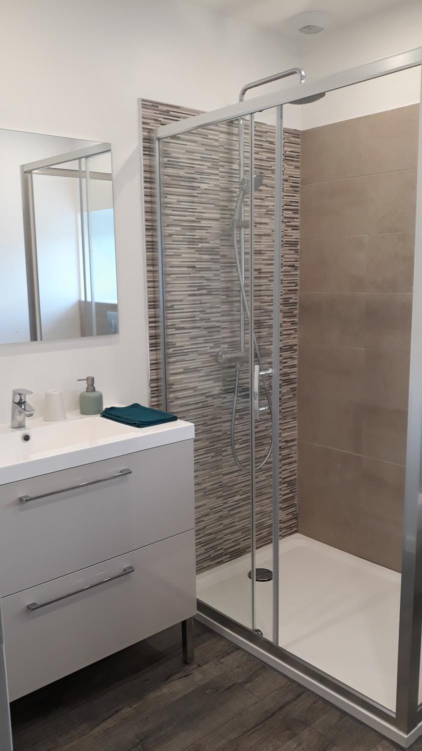 Shower, towels