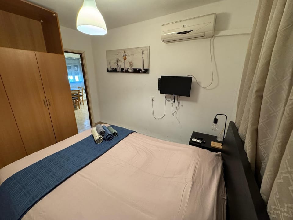 Bed, TV and multimedia, Photo of the whole room, Bedroom, wardrobe, air conditioner