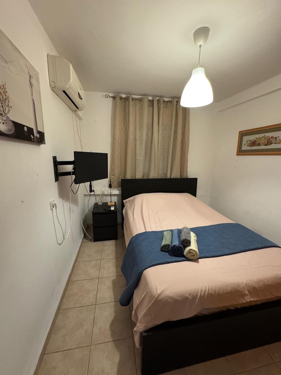 Bed, TV and multimedia, Photo of the whole room, Bedroom, air conditioner