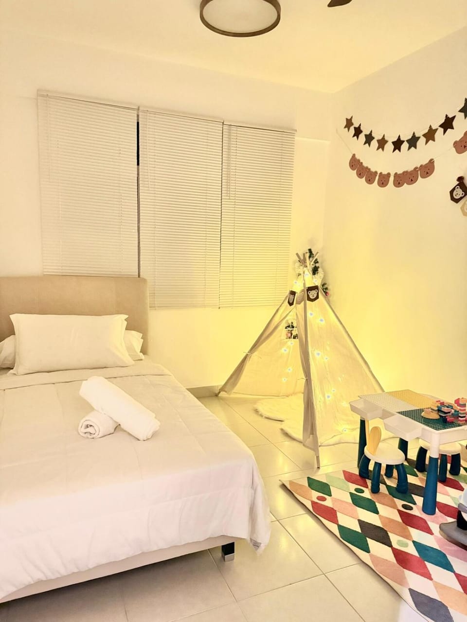 Bed, Bedroom, towels