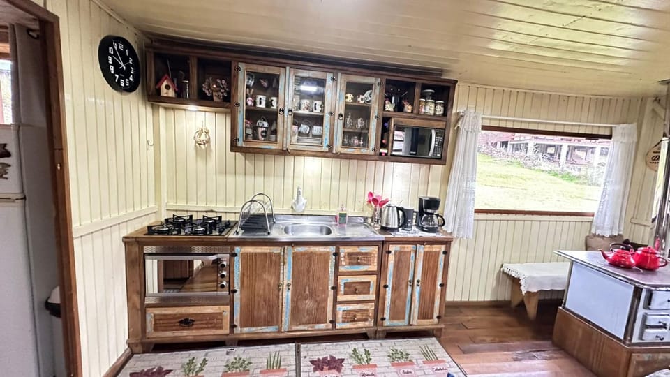 Kitchen or kitchenette, Dining area, stove
