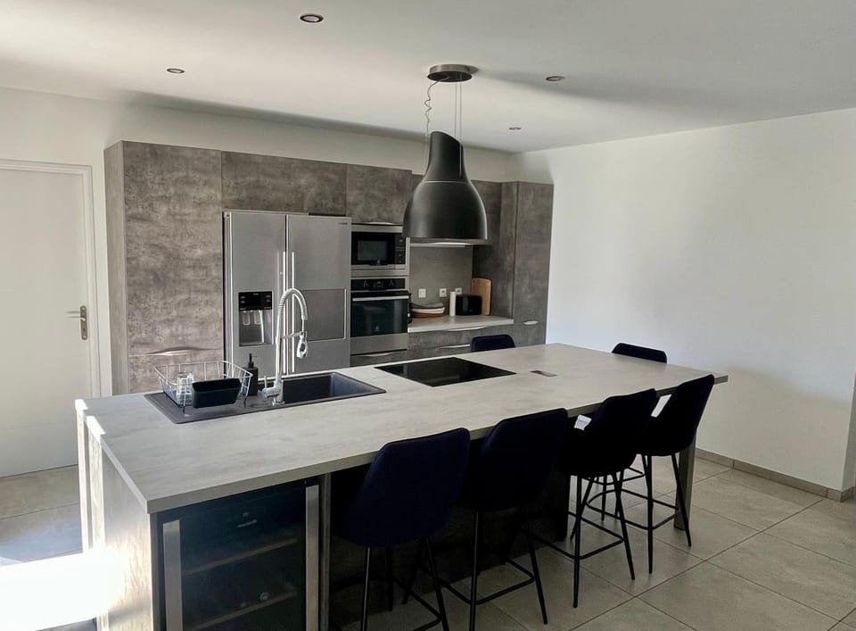 Kitchen or kitchenette, Dining area, minibar, pet friendly, stove