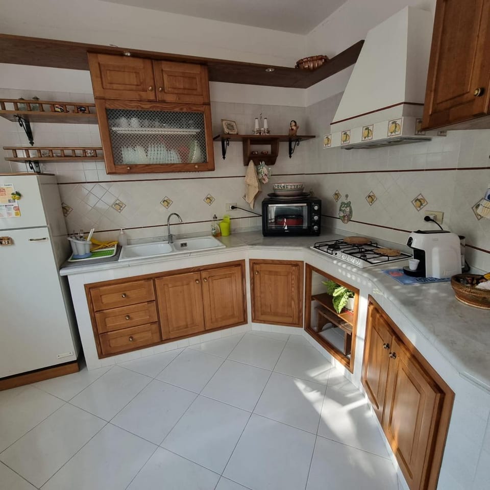 Coffee/tea facilities, Kitchen or kitchenette, stove