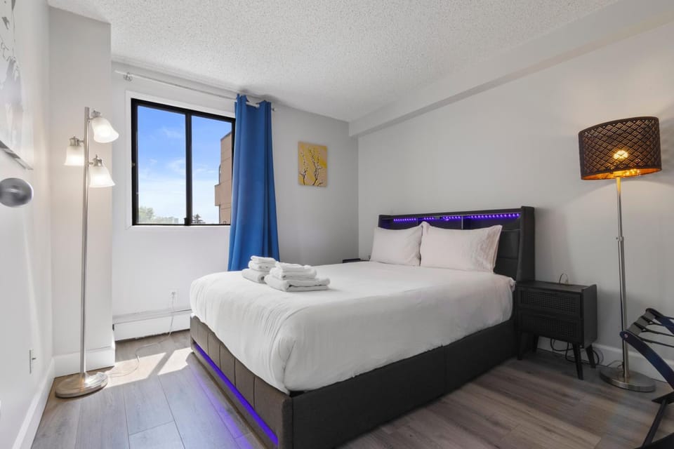 Suite near Downtown, BMO, Stampede, Free Parking Apartment in Calgary
