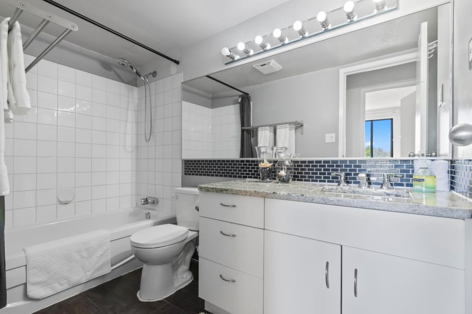 Suite near Downtown, BMO, Stampede, Free Parking Apartment in Calgary