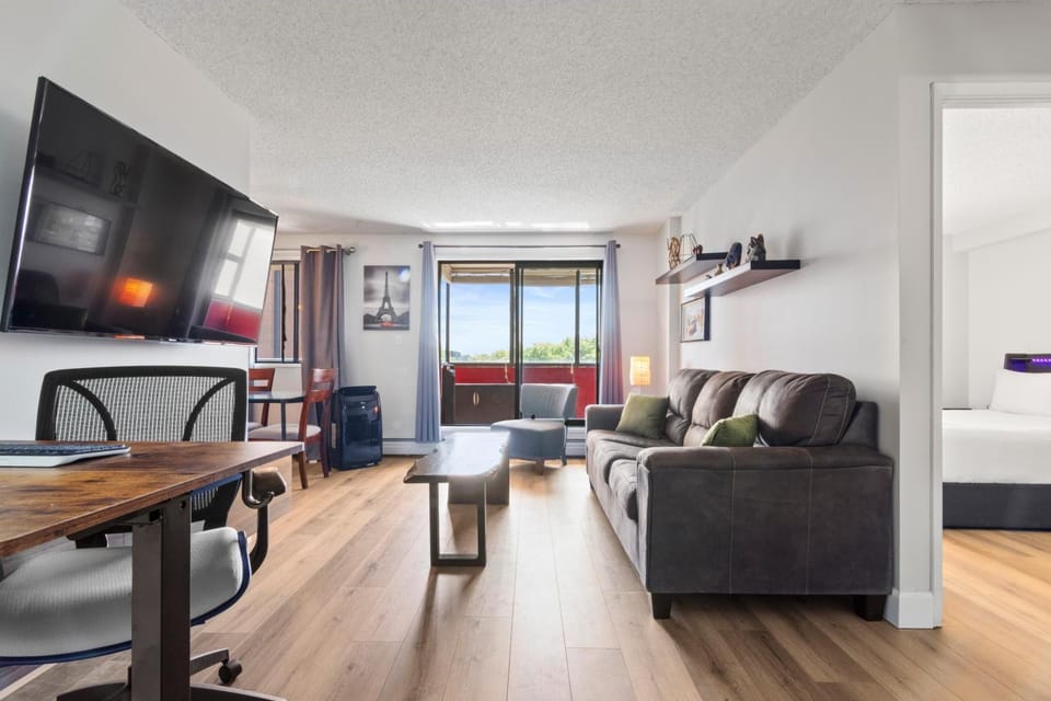 Suite near Downtown, BMO, Stampede, Free Parking Apartment in Calgary