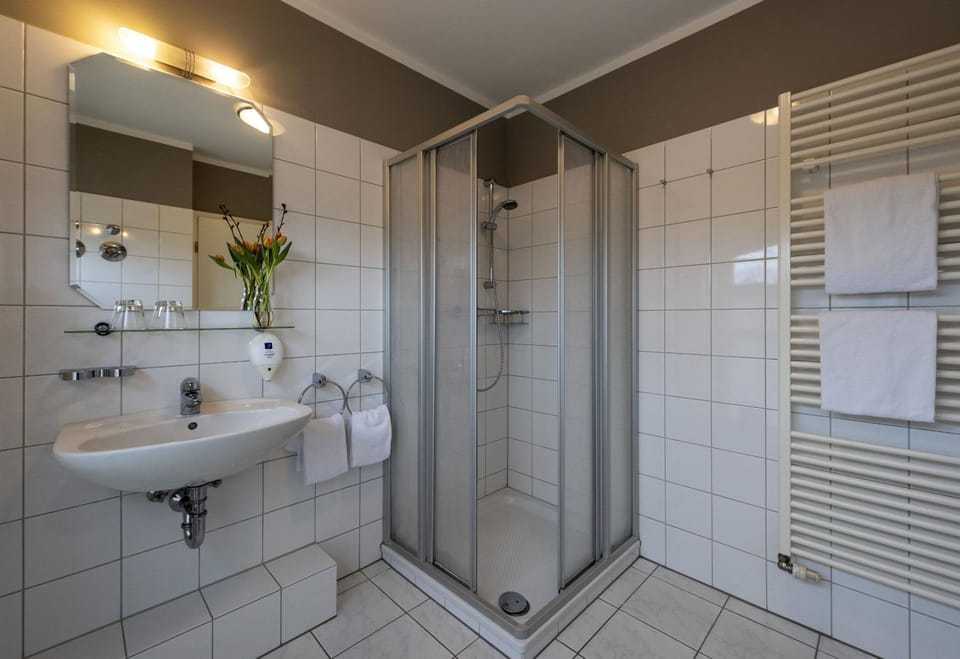 Shower, Bathroom, towels