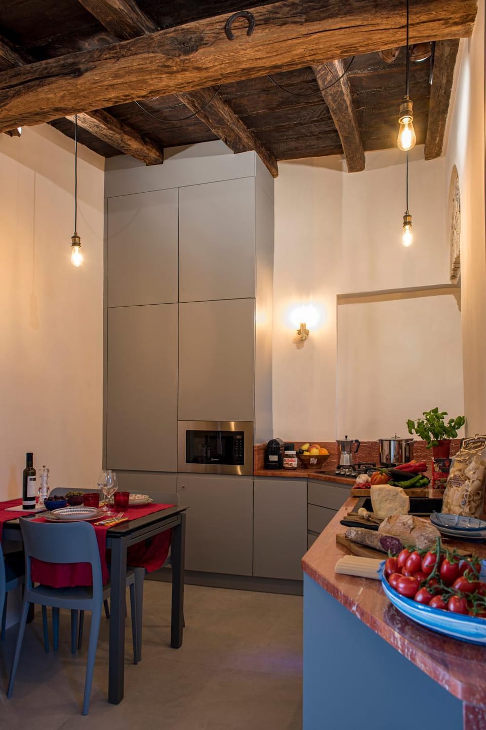 Kitchen or kitchenette, Dining area