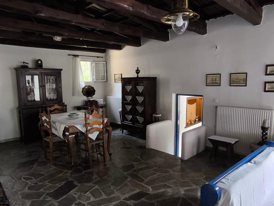 Seating area, Dining area
