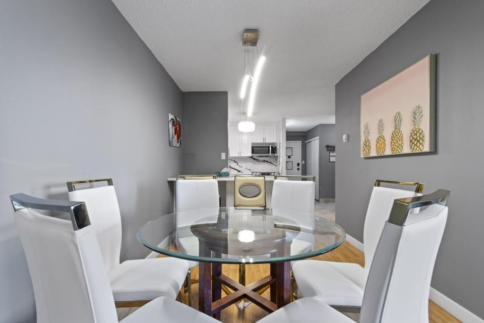 Modern 2 bedroom next to Stampede, 17th w Parking Apartment in Calgary