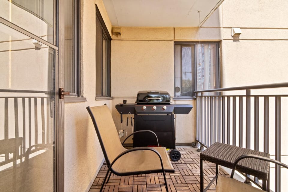 Modern 2 bedroom next to Stampede, 17th w Parking Apartment in Calgary