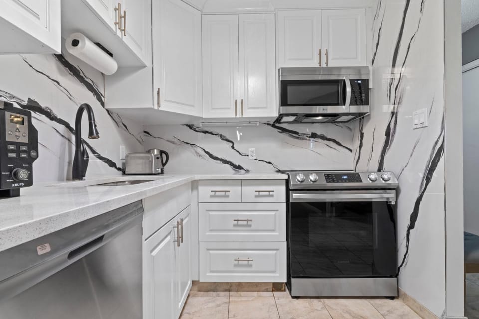 Modern 2 bedroom next to Stampede, 17th w Parking Apartment in Calgary