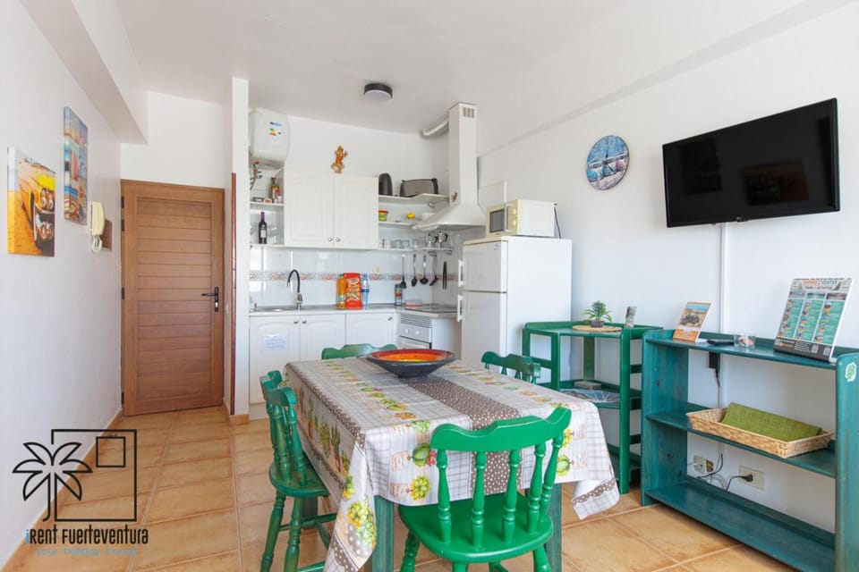 TV and multimedia, Kitchen or kitchenette, Living room, Dining area, oven, stove