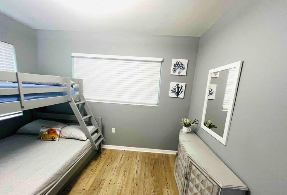 Bedroom, bunk bed