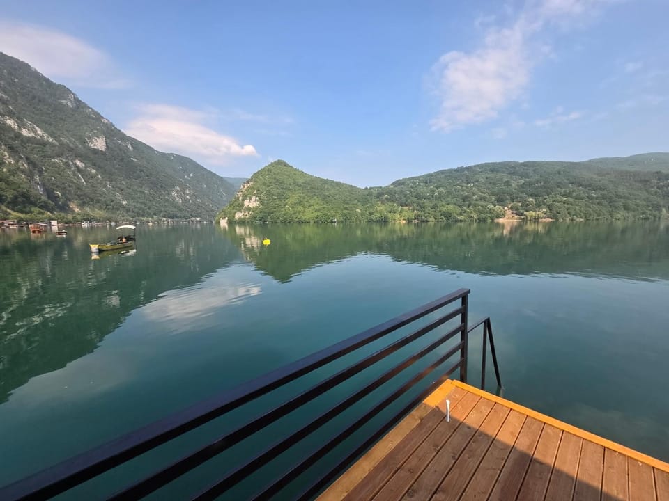 Villas Mlecika and Zvoncic- Jezero Lake Perucac Villa in Zlatibor District, Serbia