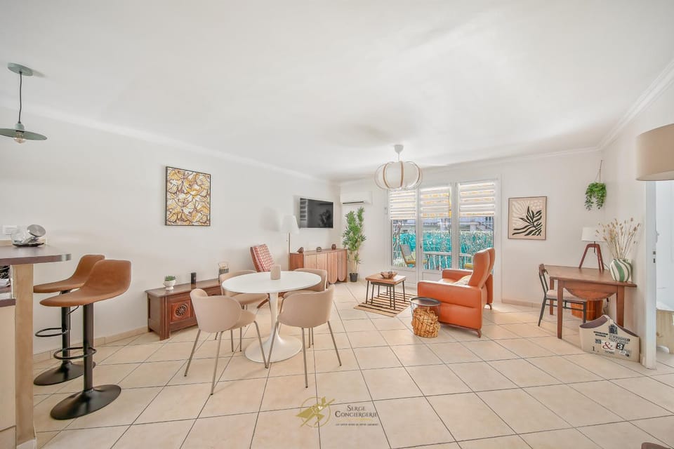 Seating area, Dining area