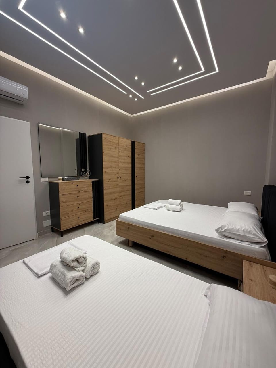 Bed, Bedroom, towels, wardrobe