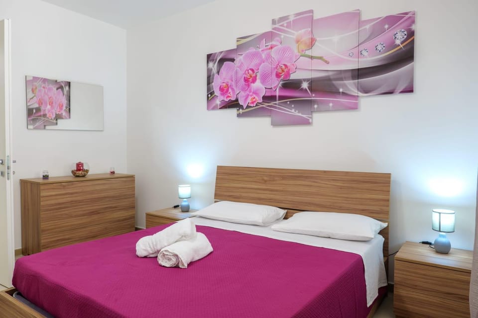 Bed, Photo of the whole room, Bedroom, towels