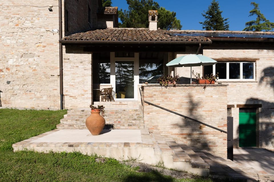 Property building, Patio, Day, Garden, Balcony/Terrace, Garden view