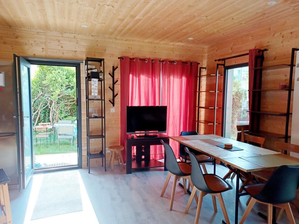 Communal lounge/ TV room, Communal lounge/ TV room, TV and multimedia, Living room, Seating area, Dining area
