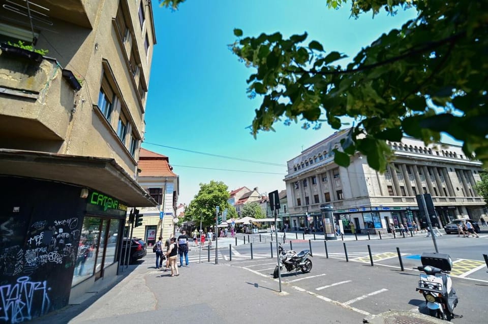 Neighbourhood, Street view, Location