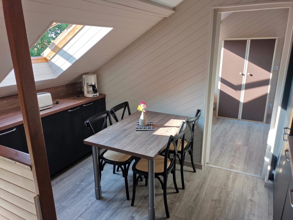 Coffee/tea facilities, Kitchen or kitchenette, Dining area