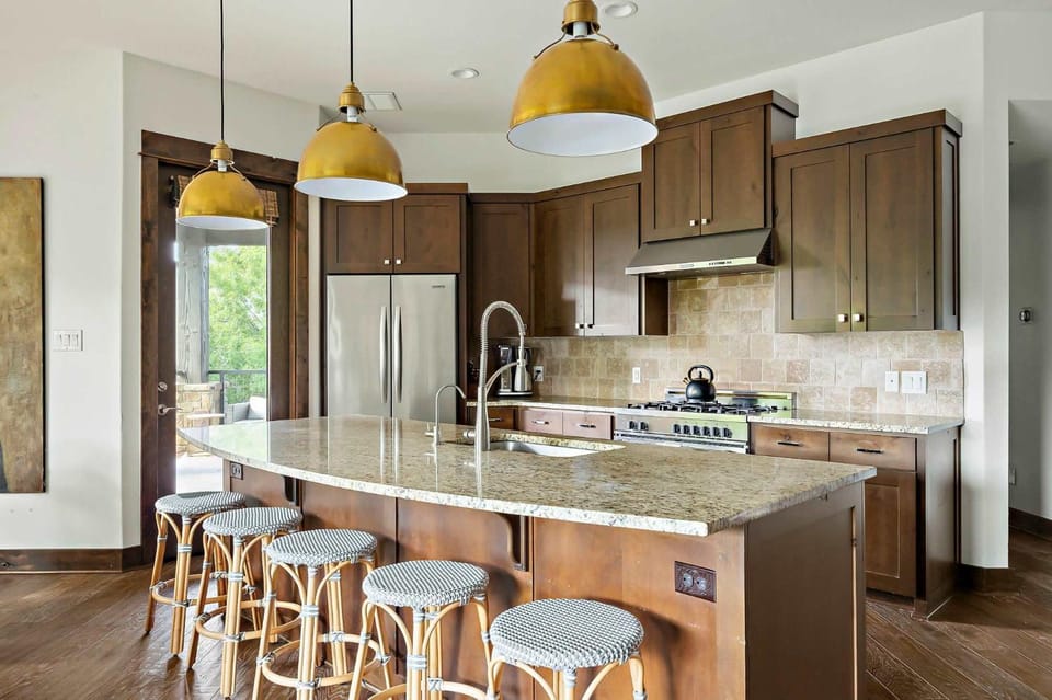 Kitchen or kitchenette, Dining area, stove