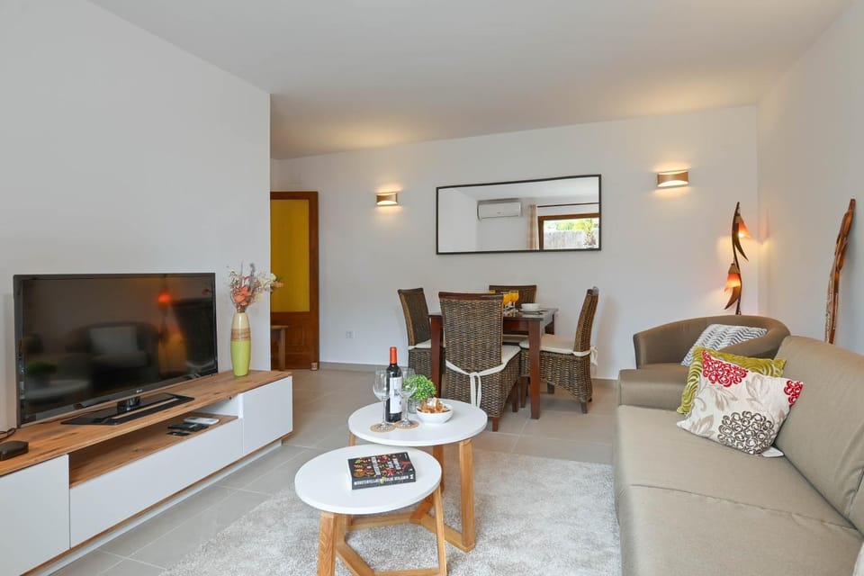 TV and multimedia, Living room, Dining area
