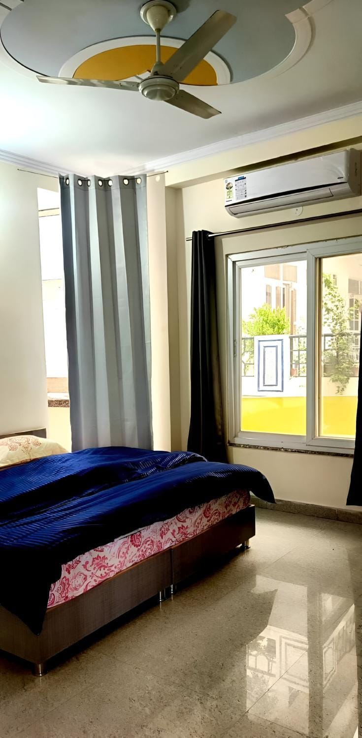 Photo of the whole room, air conditioner