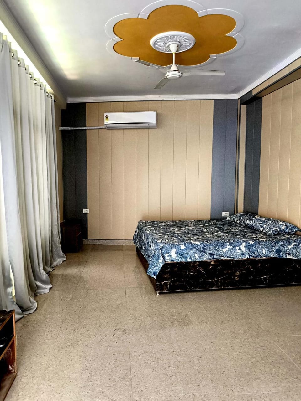 Photo of the whole room, air conditioner